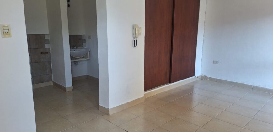 ALQUILER | Monoambiente con salida directa a la calle