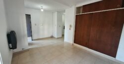 ALQUILER | Monoambiente con salida directa a la calle