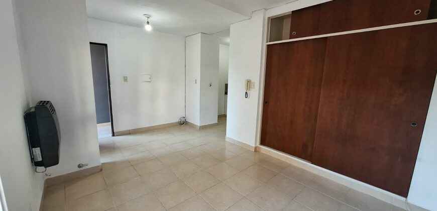 ALQUILER | Monoambiente con salida directa a la calle