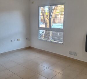 ALQUILER | Monoambiente con salida directa a la calle