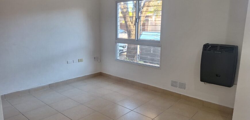 ALQUILER | Monoambiente con salida directa a la calle