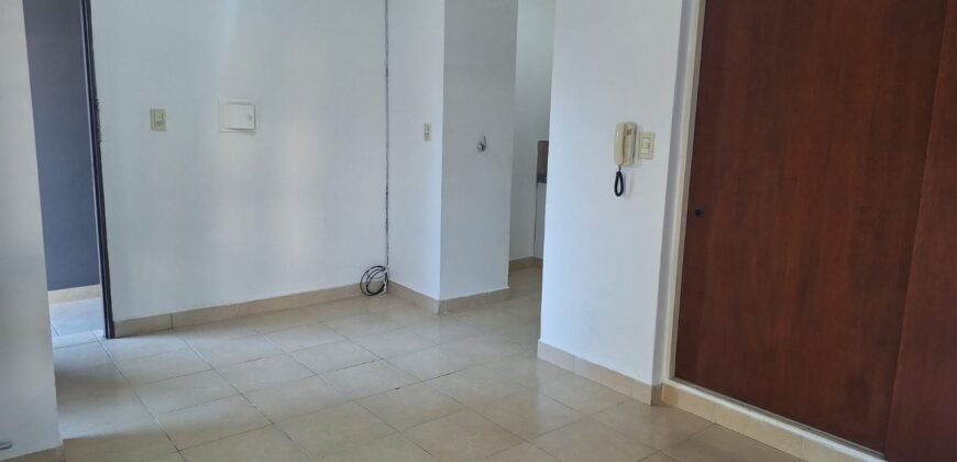 ALQUILER | Monoambiente con salida directa a la calle